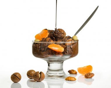 Çikolatalı çiğ dondurma. Çiğ tatlılar ısı ve kimyasal işleme maruz değildir. Bu tatlılar için mükemmel bir yedek ve sadece doğal ürünlerden yapılmış.