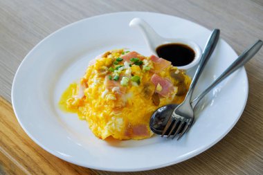 Pirinç beyaz tabakta pastırma ile kremsi omlet