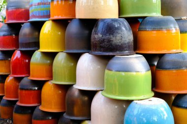 Katmanlar halinde düzenlenmiş portre renkli Seramik vazolar