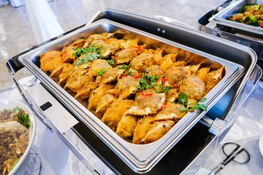 derin yağda kızartılmış yengeç eti ve kıyılmış domuz Tayland gıda