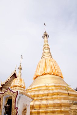 beyaz gökyüzü ile Tayland Golden pagoda