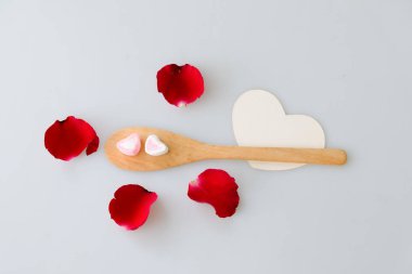 İki hatmi şekli kalp tahta kaşık ve beyaz arka plan üzerinde izole gül