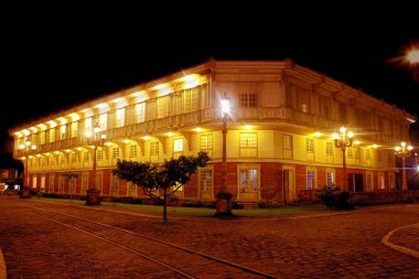 Güzel bir gece manzarası, eski Steet, eski ev ve ışıklar.  