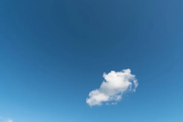 Blue Summer Sky Single White Cloud — Stock Photo, Image