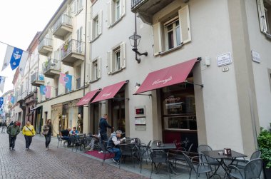 Alba, İtalya - 1 Ekim 2018: Street Cafe tarihi kentin Alba İtalya Piedmont
