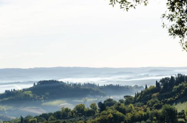 Misty Tuscany sabah manzara gördün köyden San Gimignano, İtalya