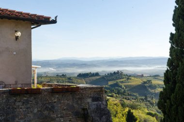 San Gimignano, İtalya - 3 Ekim 2018: Sabah sis tarafından tepeler Köyü San Gimignano Toskana, İtalya