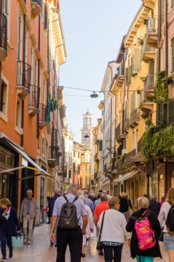 Verona, İtalya - 5 Ekim 2018: Kalabalık Via Mazzini şehir merkezinde, İtalya Verona şehir