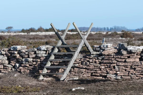 Oude Houten Stile Overschrijding Van Een Traditionele Stenen Muur Het — Stockfoto