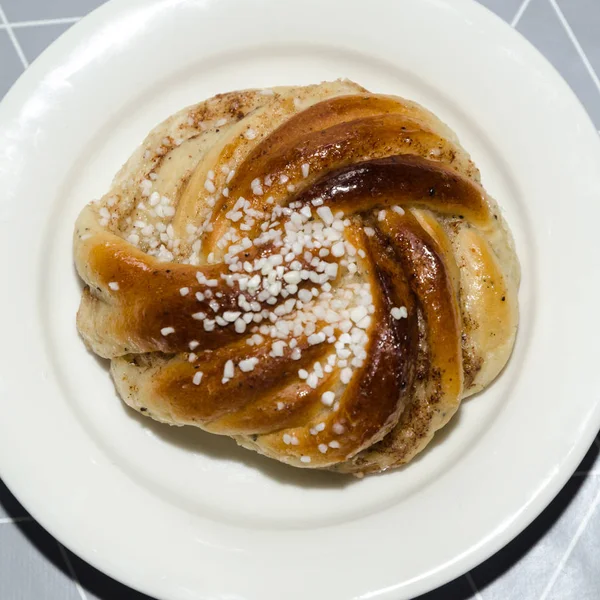 Delicious scandinavian cinnamon bun — Stock Photo, Image