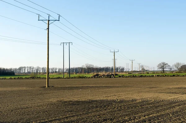 Lignes électriques dans les champs des agriculteurs — Photo