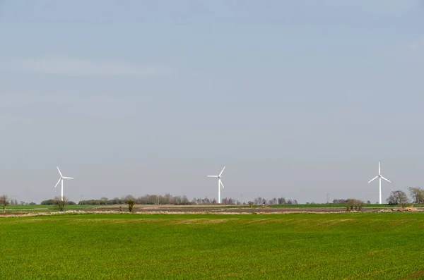 Windmills in a green landscape at the swedish countryside — Stock Photo, Image