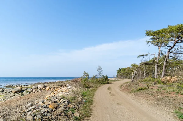 Piękna kręta droga żwirowa przez wybrzeże — Zdjęcie stockowe