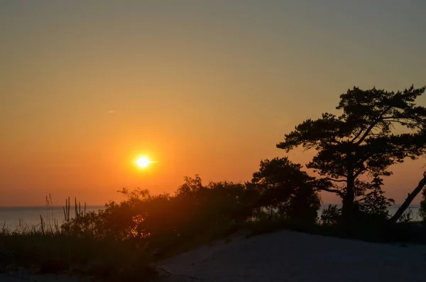 Tramonto con un colorato cielo arancione sulla costa — Foto Stock