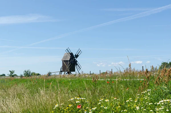 Molino de viento tradicional, símbolo de la isla del sol y el viento O — Foto de Stock