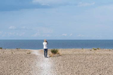 Çakıl taşları ile açık bir kıyı manzara turist