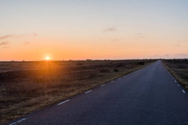 Büyük bir ova otlak düz bir ülke yolu ile Gündoğumu