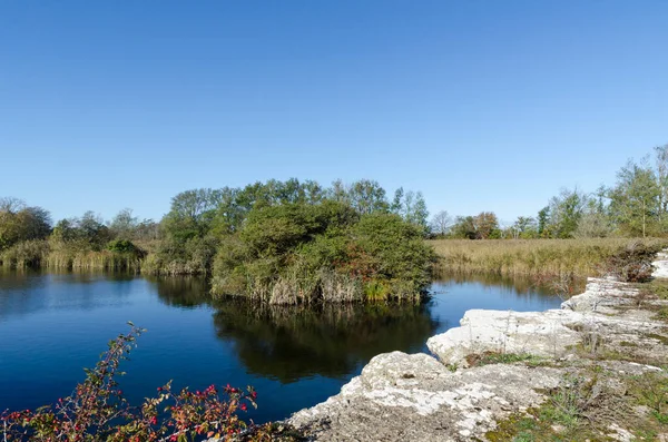Bellissimo lago in una vecchia fossa di pietra aperta — Foto Stock