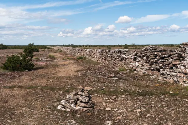 Cairn Piedra Por Sendero Largo Una Pared Piedra Seca Paisaje —  Fotos de Stock