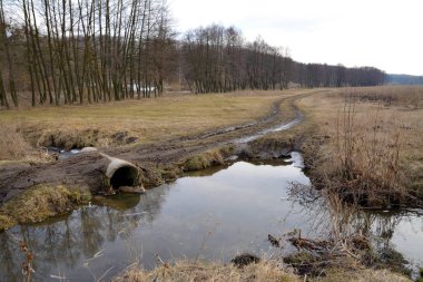 toprak yol ile su birikintileri