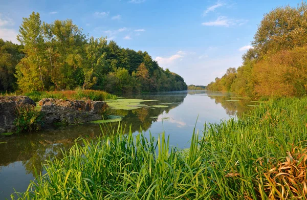 Landschaft Des Flusses lizenzfreie Stockbilder