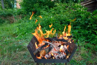 ahşap arka plan yeşil yanıyor