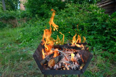 ahşap arka plan yeşil yanıyor