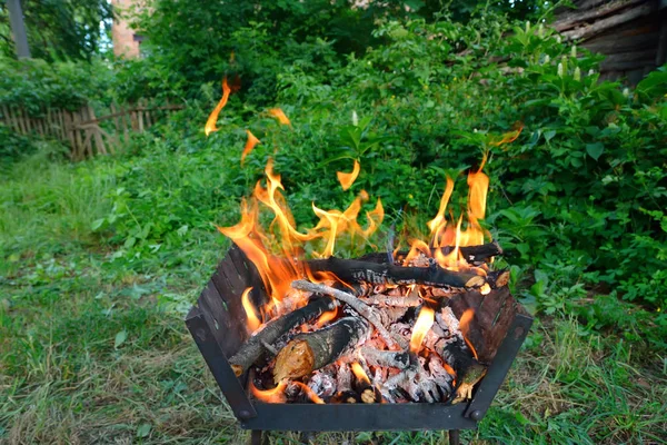 ahşap arka plan yeşil yanıyor