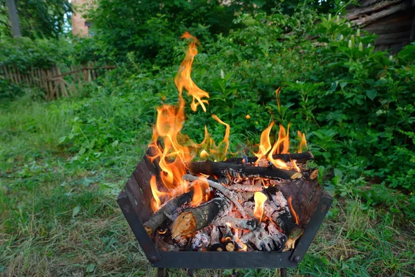 ahşap arka plan yeşil yanıyor