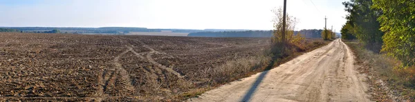 Пыльная Дорога Рядом Полем — стоковое фото