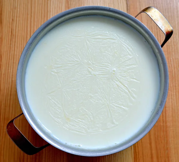 煮熟的锅与煮牛奶 — 图库照片