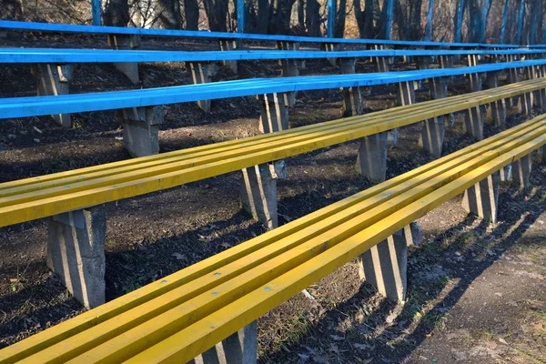Drewniane ławki na stadionie — Zdjęcie stockowe