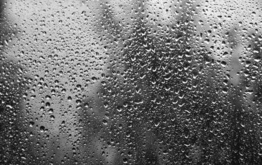 Camdaki yağmur damlaları