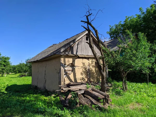 ウクライナの村に古い家を放棄 — ストック写真