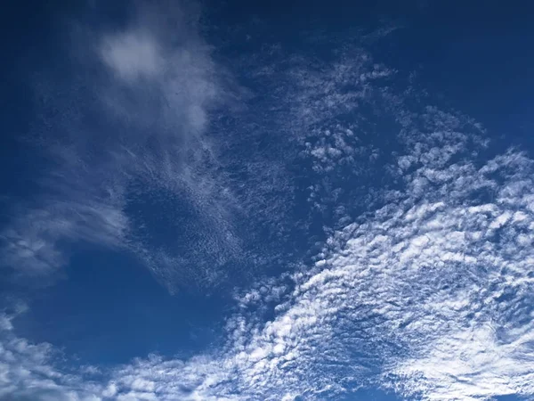 Céu Azul Profundo Com Nuvens Brancas — Fotografia de Stock