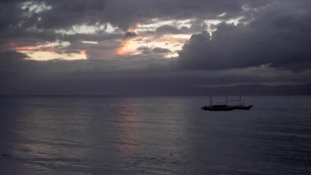 Filippino Barca Sullo Sfondo Del Cielo Del Tramonto — Video Stock
