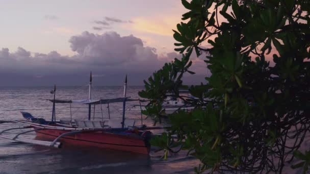 菲利皮诺船在日落天空的背景 — 图库视频影像