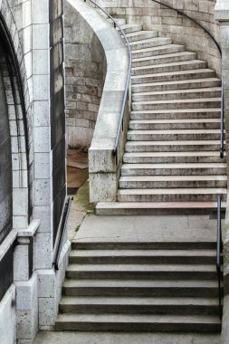 Merdivenlerden sacre-Coeur Montmartre Paris içinde bazilika'nın alt kısmındaki önde gelen taş basamaklar.