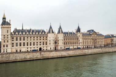 Saat Kulesi ve Fransız kralları, eski Köşkü Conciergerie Kalesi'ne bakan Paris'te Seine Nehri setin şimdi Adalet Sarayı bir yaz bulutlu gün 's..