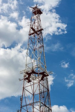 Çeviri telefon kule mavi gökyüzü bulutlu parçası.