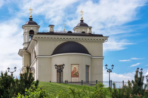 Igreja Ortodoxa Uma Colina Com Duas Torres Com Cruzes Douradas — Fotografia de Stock