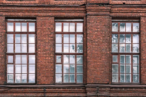 Tre Stora Fönster Fasaden Röd Tegelbyggnad — Stockfoto