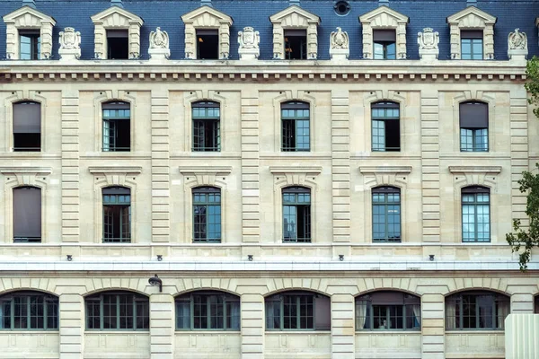 Fragment Der Fassade Des Gebäudes Mit Fenstern Dachboden Und Erstem — Stockfoto