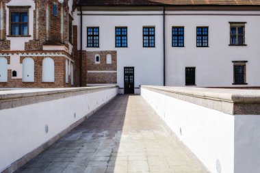 Mir kalenin ikinci katında girişinde köprü olacak taşla döşeli bir yol.