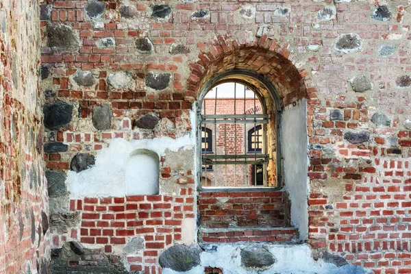 Ein Fenster Mit Bogen Und Eisengitter Einer Dicken Alten Gemauerten — Stockfoto