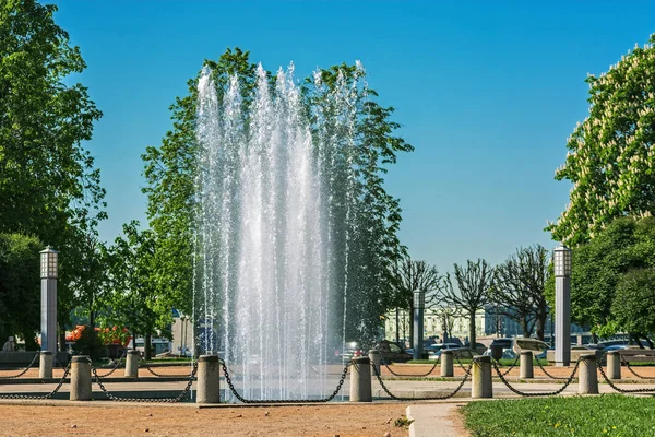 Fontana Della Città Uno Dei Siti San Pietroburgo Tra Verde — Foto Stock