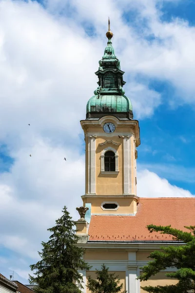 Torre Amarela Igreja Ortodoxa Com Telhado Verde Relógio Contra Céu — Fotografia de Stock