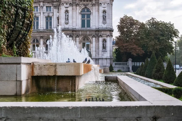 Fontana Con Piccioni Piazza Hotel Ville Parigi Con Lampioni Sullo — Foto Stock