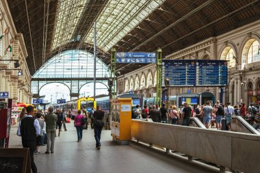 Budapeşte, Macaristan, Temmuz 02: Budapeşte sakinleri ve ziyaretçiler Keleti railway station 02 Temmuz 2018 platformunda.