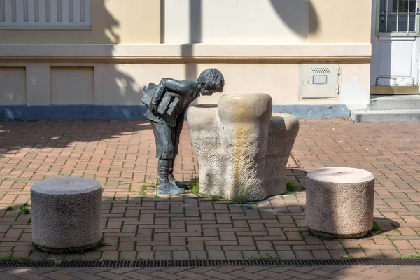 ハンガリーのセゲドの学校の つの近くにある 知識の井戸の中にいる少年の彫刻 — ストック写真